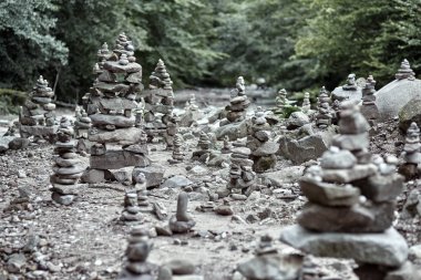 Zen kuleleri içinde belgili tanımlık nehir yatak tarafından düzenlenmiş taşlar