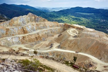 Kalker ocağı orman tarafından çevrili bir yüksek dağlar üzerinde