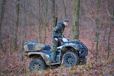 Genç avcı quad bisiklet oyunu ormanın içinde arama