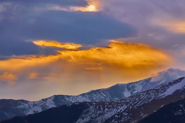 Bahar günbatımı Parang dağ aralığında, Romanya