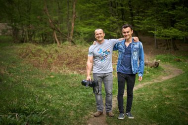 Baba ve genç oğlu ormanda yürüyüş sahip