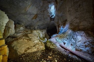 Mağaranın çeşitli speleothemes ile iç