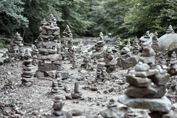 Kamienie Ułożone Zen Wieże Przez Koryto Rzeki — Zdjęcie stockowe