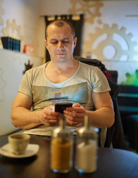 Uomo Mezza Età Seduto Pub Controllare Smartphone Prendere Caffè — Foto Stock