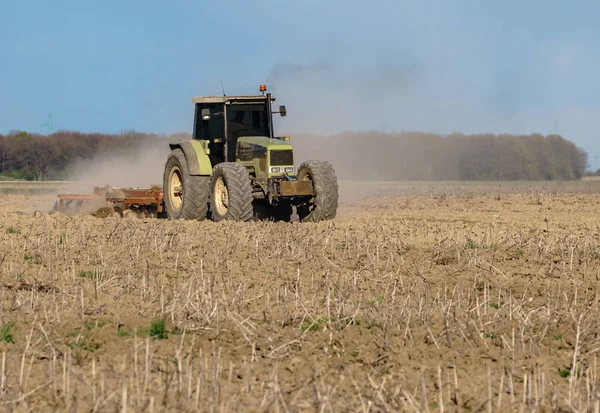 Traktor Szántott Földet Megrázó Tavasz — Stock Fotó