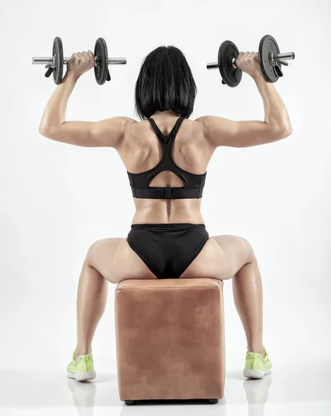 Mujer Atlética Hispana Joven Haciendo Ejercicio Con Mancuernas Sobre Fondo — Foto de Stock