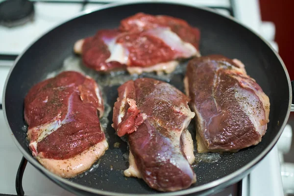 Raw Och Rutinerade Ankbröst Matlagning Stekpanna — Stockfoto