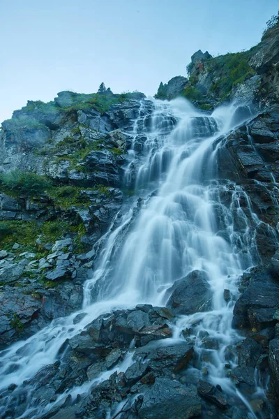 ロッキー山脈の滝の長時間露光ショット — ストック写真