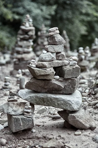 Pedras Dispostas Torres Zen Junto Leito Rio — Fotografia de Stock