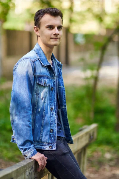 Boldog Szép Tizenéves Fiú Viselt Farmer Dzseki Szabadtéri Parkban Portréja — Stock Fotó