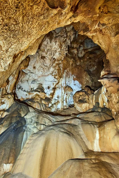 Interno Grotta Con Vari Speleotemi — Foto Stock