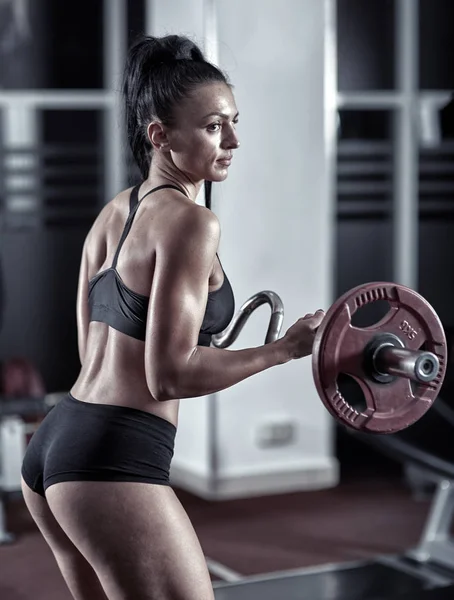 Mladá Sportovní Žena Dělá Biceps Curl Činka Posilovně — Stock fotografie
