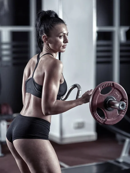 Junge Athletische Frau Beim Bizeps Curl Mit Langhantel Fitnessstudio — Stockfoto