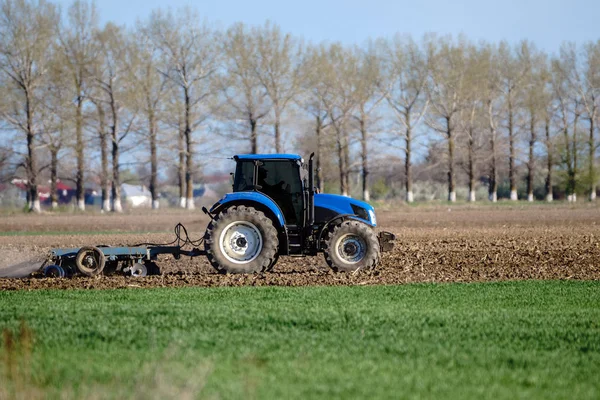 Tractor Desgarrando Tierra Arada Día Primavera — Foto de Stock