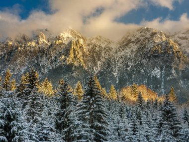 Yüksek dağlarda kar günbatımı ışık ile toz