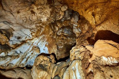 Mağaranın çeşitli speleothemes ile iç