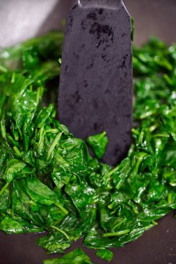 Tavada pişirme spatula ile bebek ıspanak