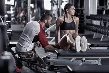 Triceps dips bankta kadınla yardımcı Koç