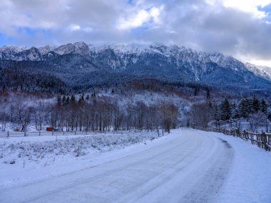 Dağlara kışın karlı yol