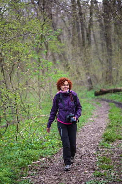 Hübsche Rothaarige Frau Wandert Mit Professioneller Kamera Den Wald — Stockfoto