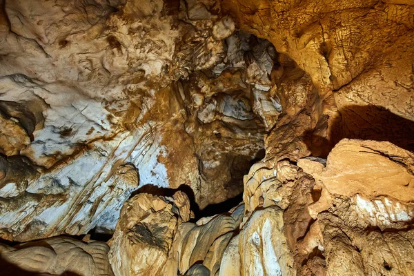Speleothemes 的洞穴内部 — 图库照片