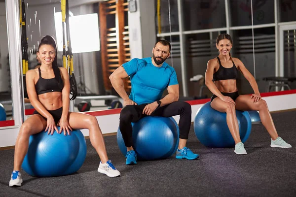 Fitnesstrainerin Posiert Mit Zwei Frauen Fitnessstudio — Stockfoto