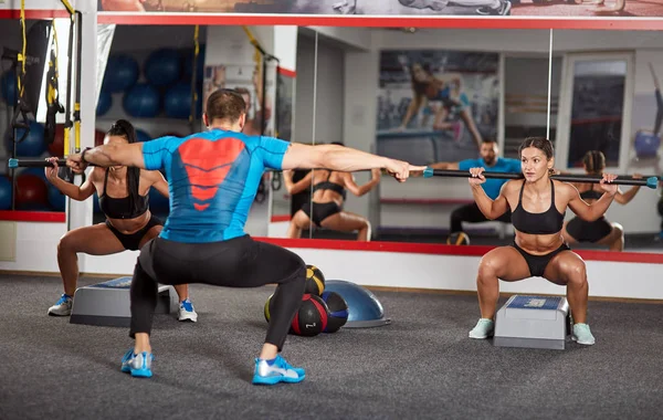 Fitness Trenér Mladé Ženy Dělají Cvičení Fitbars — Stock fotografie