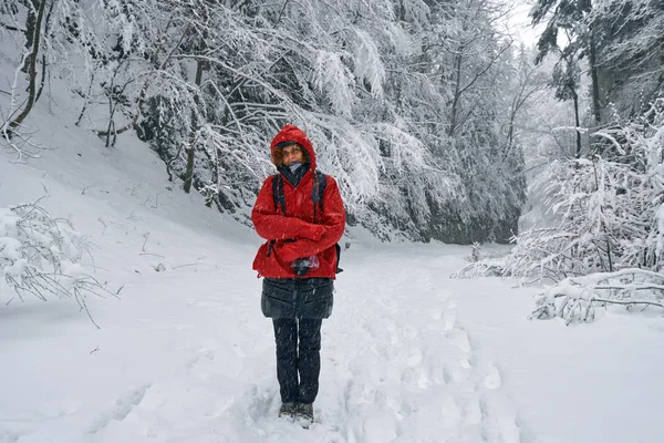 Τουριστική Γυναίκα Κάμερα Πεζοπορία Στο Χιονισμένο Μονοπάτι Στα Βουνά — Φωτογραφία Αρχείου