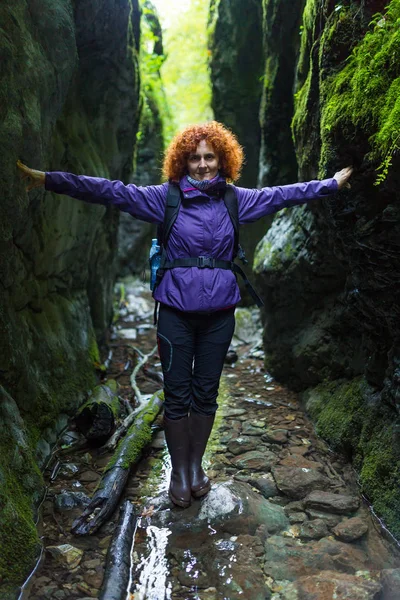 徒步旅行夫人与背包在小径过河 — 图库照片