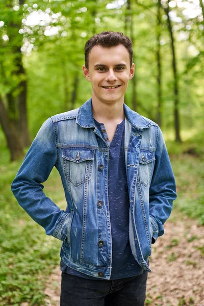 Portret Van Gelukkig Knappe Tiener Dragen Denim Jasje Wandelen Buiten — Stockfoto