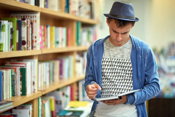 Schüler Wählen Buch Aus Großer Bibliothek — Stockfoto