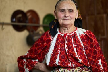Geleneksel Kostüm giymiş eski Rumen kadın closeup