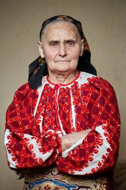 Eski Rumen kadının Görünümü Kapat kameraya poz geleneksel Kostüm giymiş