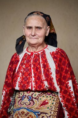 Kameraya bakarak geleneksel Kostüm giymiş eski Rumen kadının Görünümü Kapat