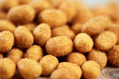 Ahşap tahta üzerinde kaplamalı fıstık yığını closeup