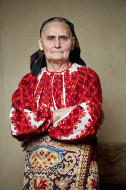 Eski Rumen kadının Görünümü Kapat kameraya poz geleneksel Kostüm giymiş