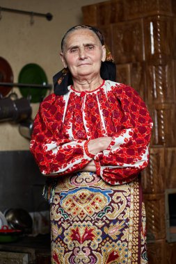 Eski Rumen kadının Görünümü Kapat kameraya poz geleneksel Kostüm giymiş