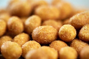 Ahşap tahta üzerinde kaplamalı fıstık yığını closeup