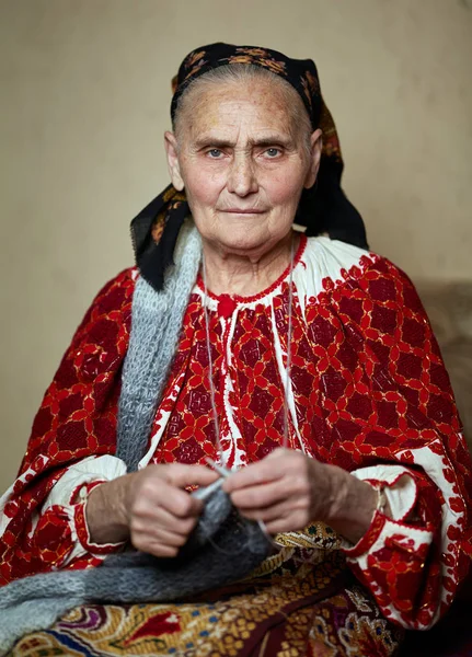 Alte Rumänische Frau Tracht Strickt Und Blickt Die Kamera — Stockfoto