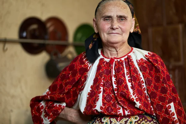 伝統的な衣装に身を包んだ老婆ルーマニアのクローズ アップ — ストック写真