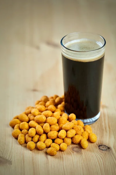 Peanuts Glass Dark British Ale — Stock Photo, Image