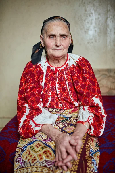 Mulher Romena Velha Vestida Com Traje Tradicional — Fotografia de Stock