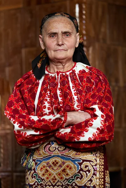 深刻な表情でカメラを見ての伝統的な衣装に身を包んだ老婆ルーマニア — ストック写真