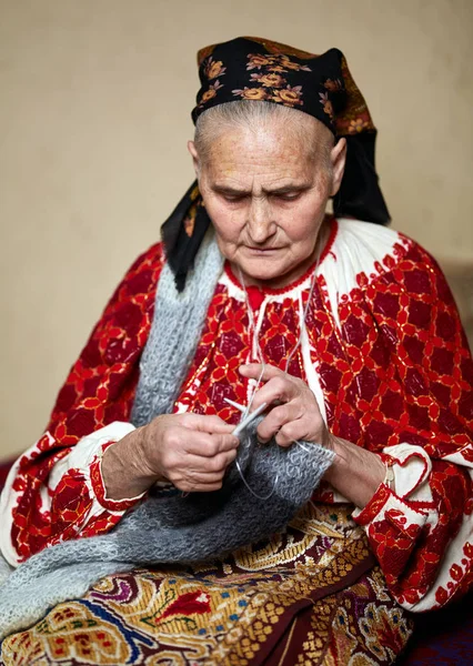 Mulher Romena Velha Tricô Traje Tradicional — Fotografia de Stock