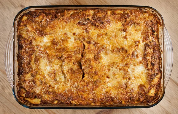 Bovenaanzicht Van Zelfgemaakte Italiaanse Lasagne Met Kaas Korst — Stockfoto