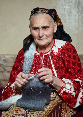 Geleneksel kostüm örgü eski Rumen kadın