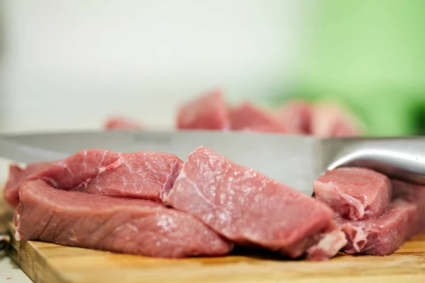 Közelkép Nyers Marha Hús Fából Készült Deszka Késsel — Stock Fotó