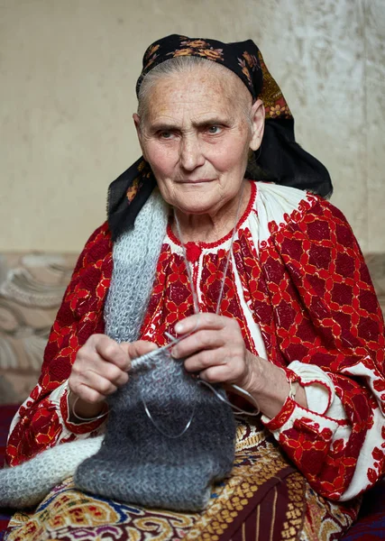 Παλιά Ρουμανική Γυναίκα Στην Πλέξη Παραδοσιακή Φορεσιά — Φωτογραφία Αρχείου