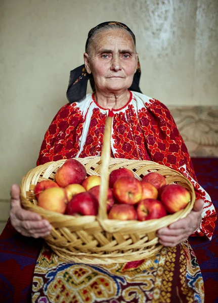 Velho Agricultor Mulher Traje Tradicional Segurando Cesta Cheia Maçãs — Fotografia de Stock