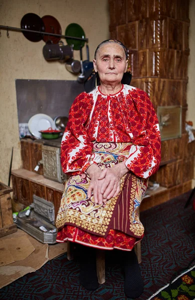 Mulher Romena Velha Vestida Com Traje Tradicional Sentado Fogão — Fotografia de Stock